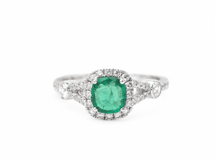 Bague entourage émeraude de Zambie et diamants en or blanc 18 carats