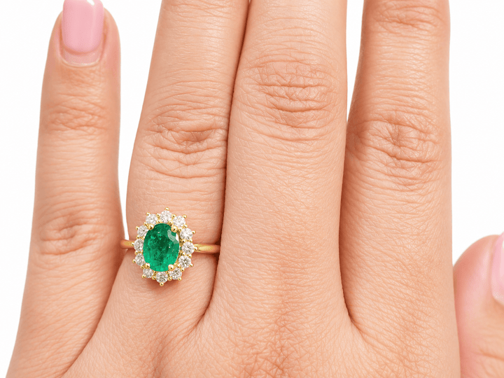 Bague marguerite en or jaune, émeraude 1,10ct et diamants