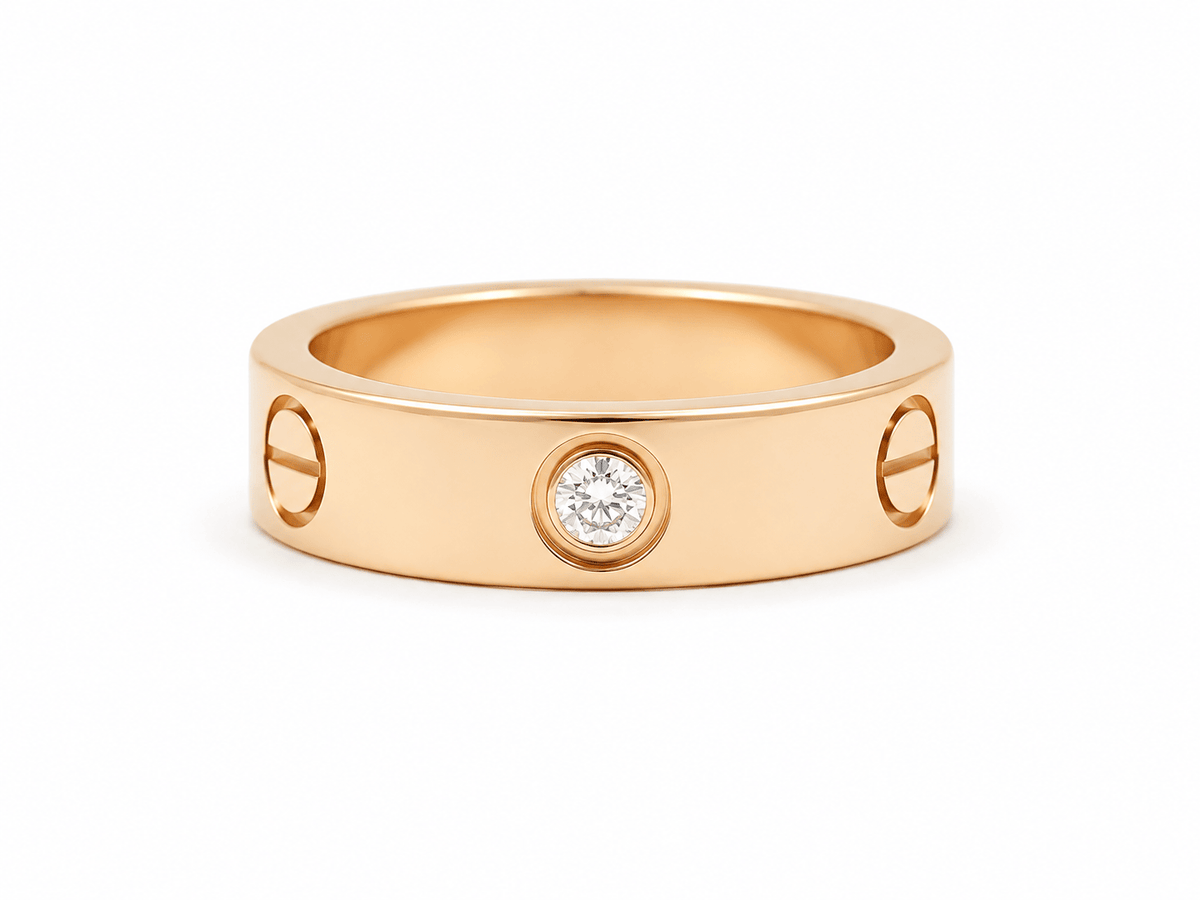 Alliance Cartier LOVE L'Aurore en or rose 18 carats sertie de 3 diamants brillants sur fond blanc