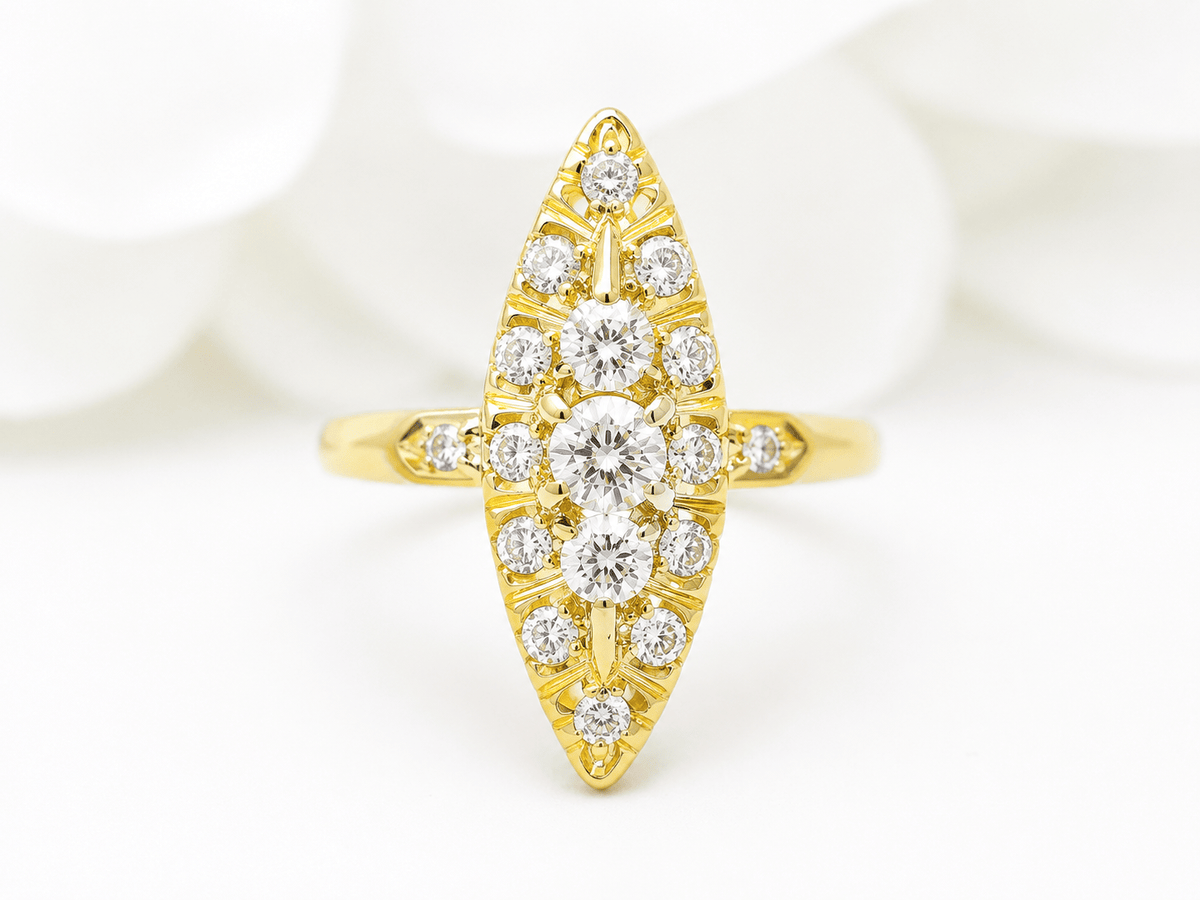 Bague marquise L'Aurore en or jaune 18 carats sertie de diamants taille brillant extra-blancs