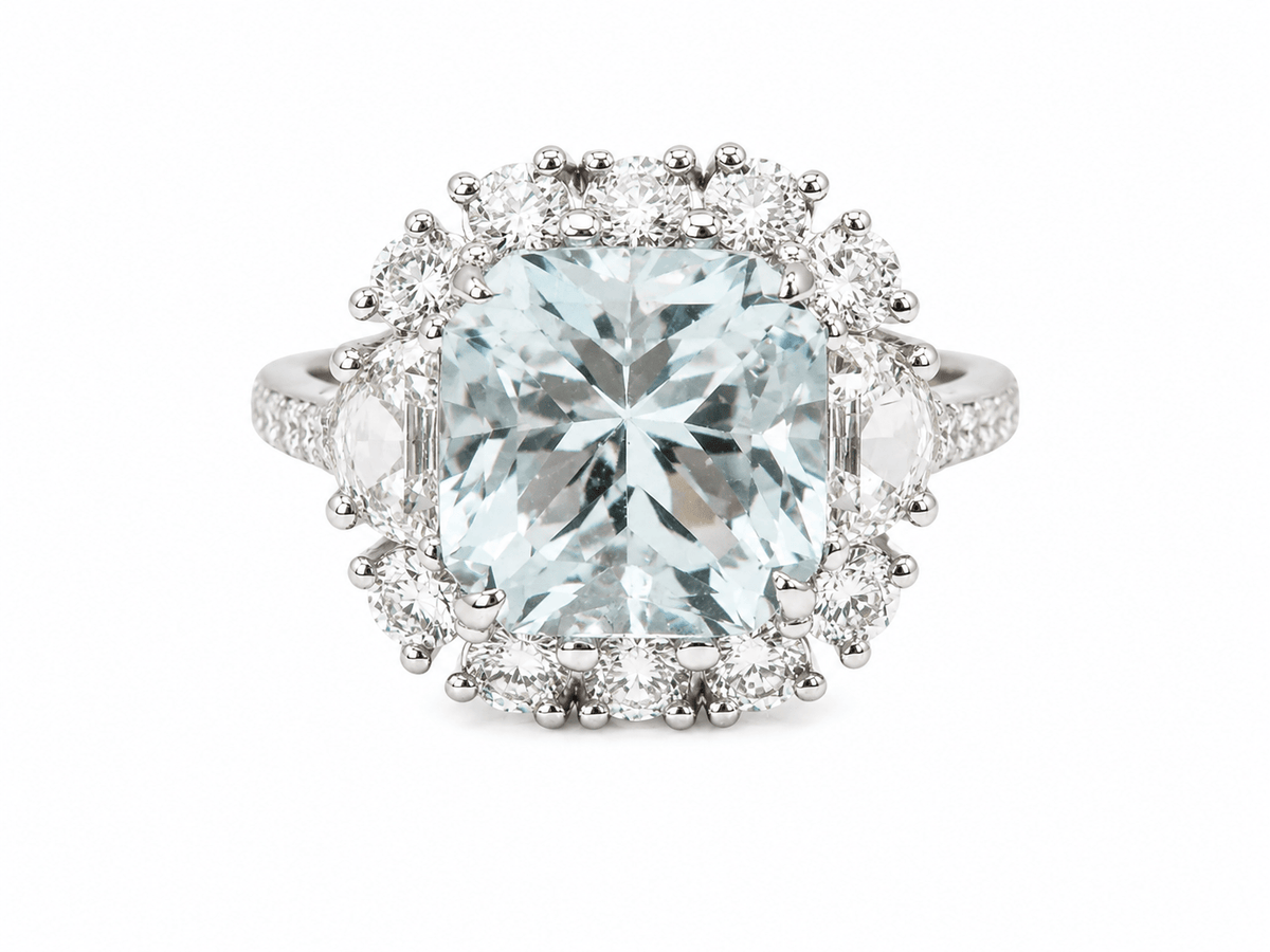 Bague entourage L'Aurore en or blanc avec aigue-marine taille coussin de 6 carats et diamants taille brillant