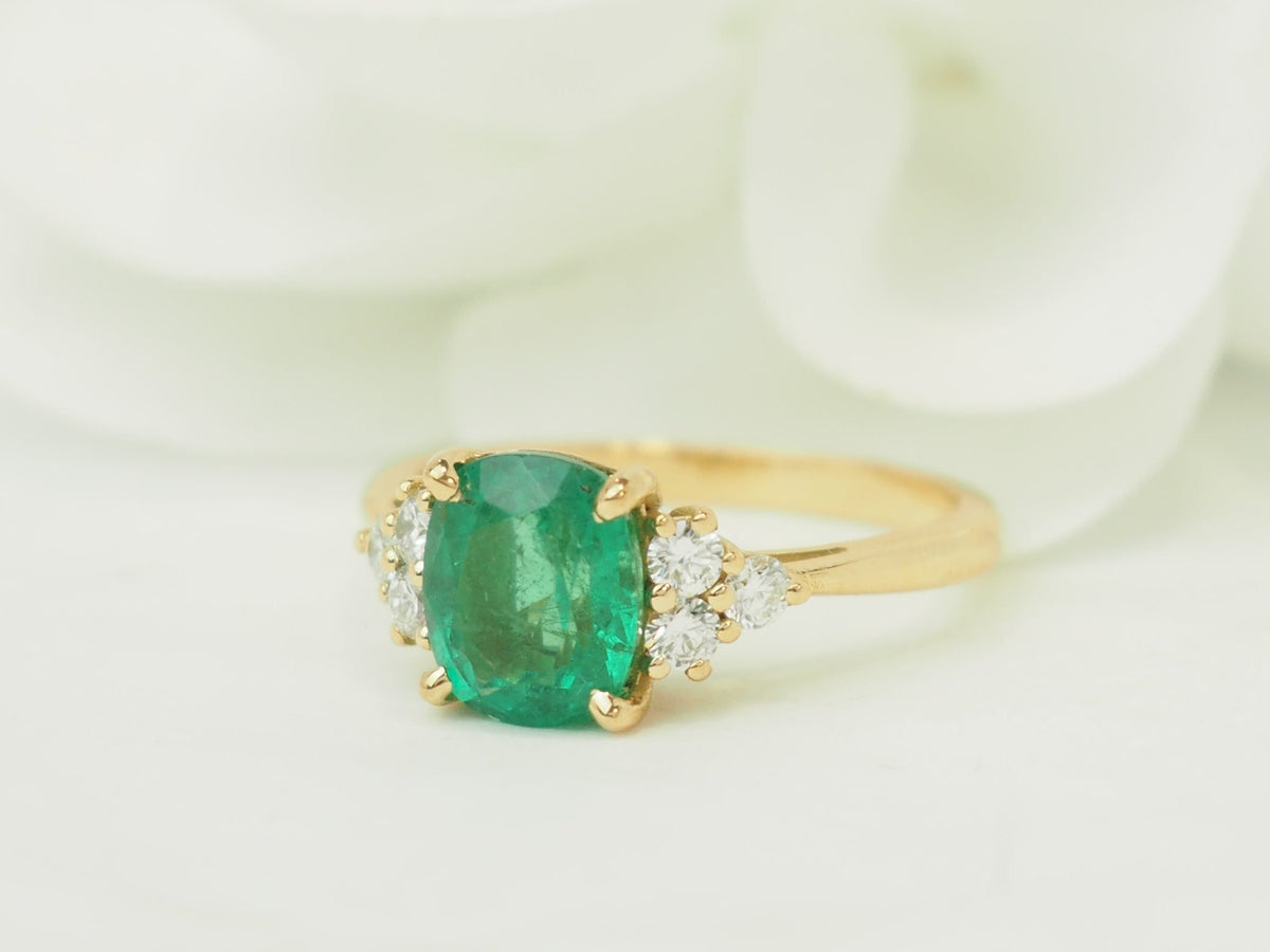 Bague L'Aurore en or jaune 18kt avec une émeraude naturelle de 2 carats et diamants taille brillant