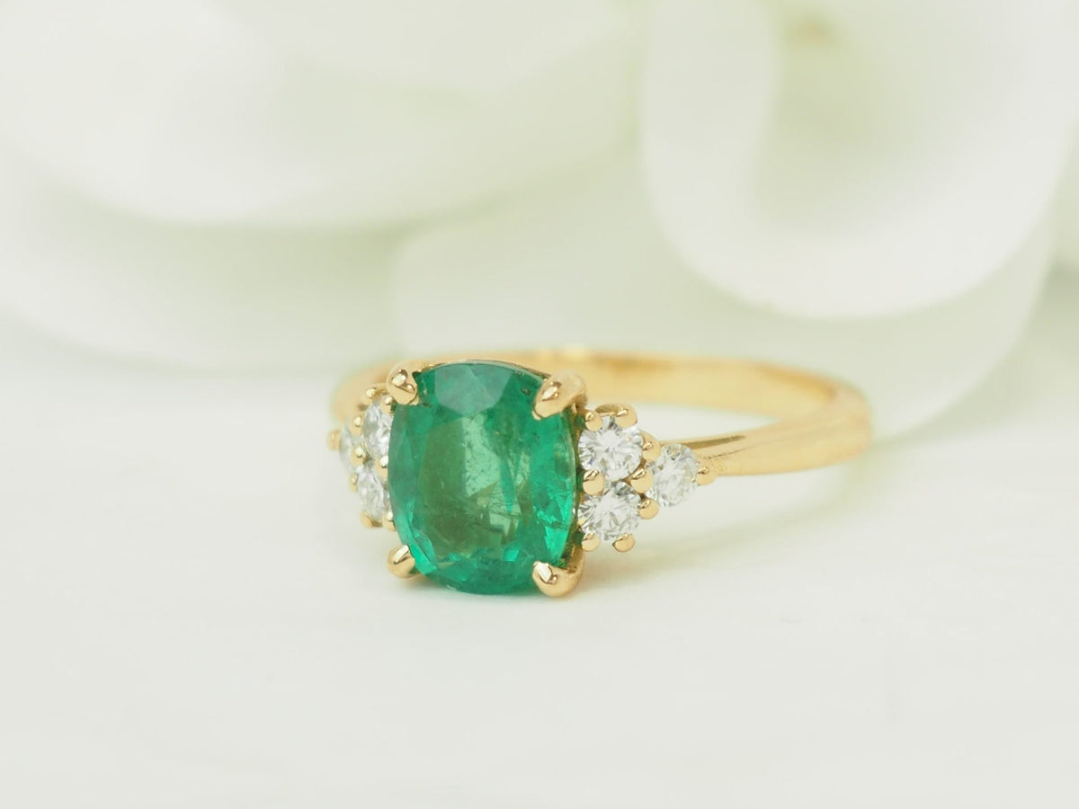 Bague L'Aurore en or jaune 18kt avec une émeraude naturelle de 2 carats et diamants taille brillant sur les côtés
