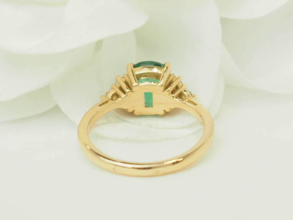 Bague L'Aurore en or jaune 18kt avec émeraude naturelle de 2 carats et diamants taille brillant, vue de profil