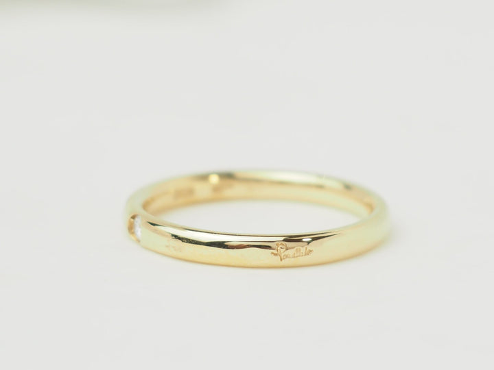 Bague Pomellato Lucciole en or jaune 18 carats avec un diamant brillant, disponible chez L&