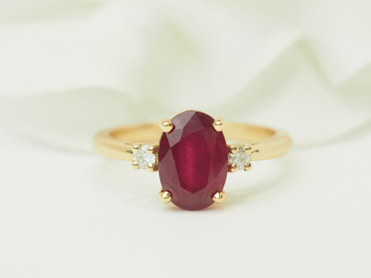 Bague L'Aurore en or jaune 18kt avec un rubis ovale de 2,59 carats et deux diamants taille brillant