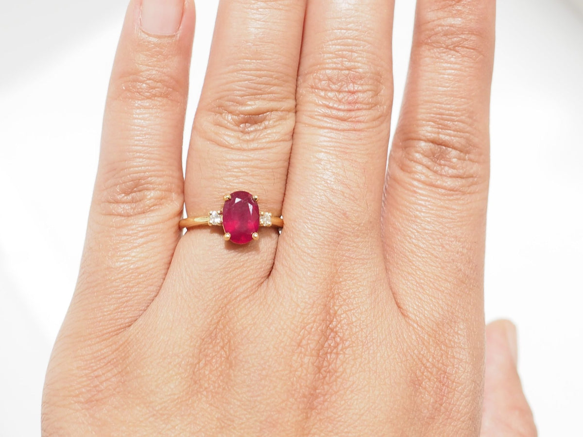 Bague L'Aurore en or jaune 18kt ornée d'un rubis naturel ovale de 2,59 carats et de diamants taille brillant