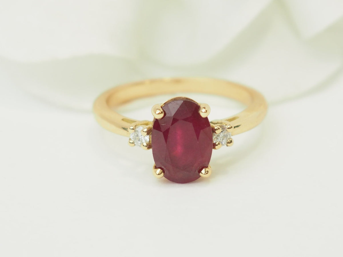 Bague L'Aurore en or jaune 18kt ornée d'un rubis ovale de 2,59 carats et de deux diamants taille brillant