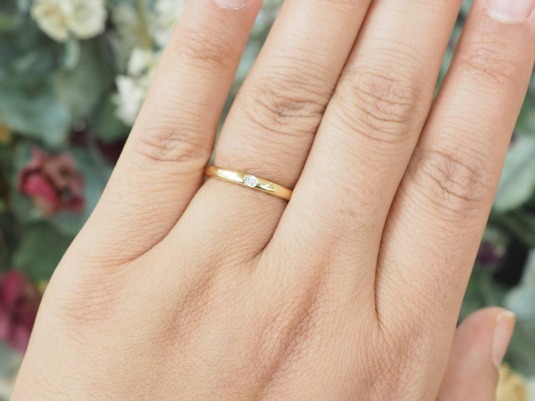 Bague Pomellato Lucciole en or jaune 18 carats avec un diamant brillant, présentée par L&