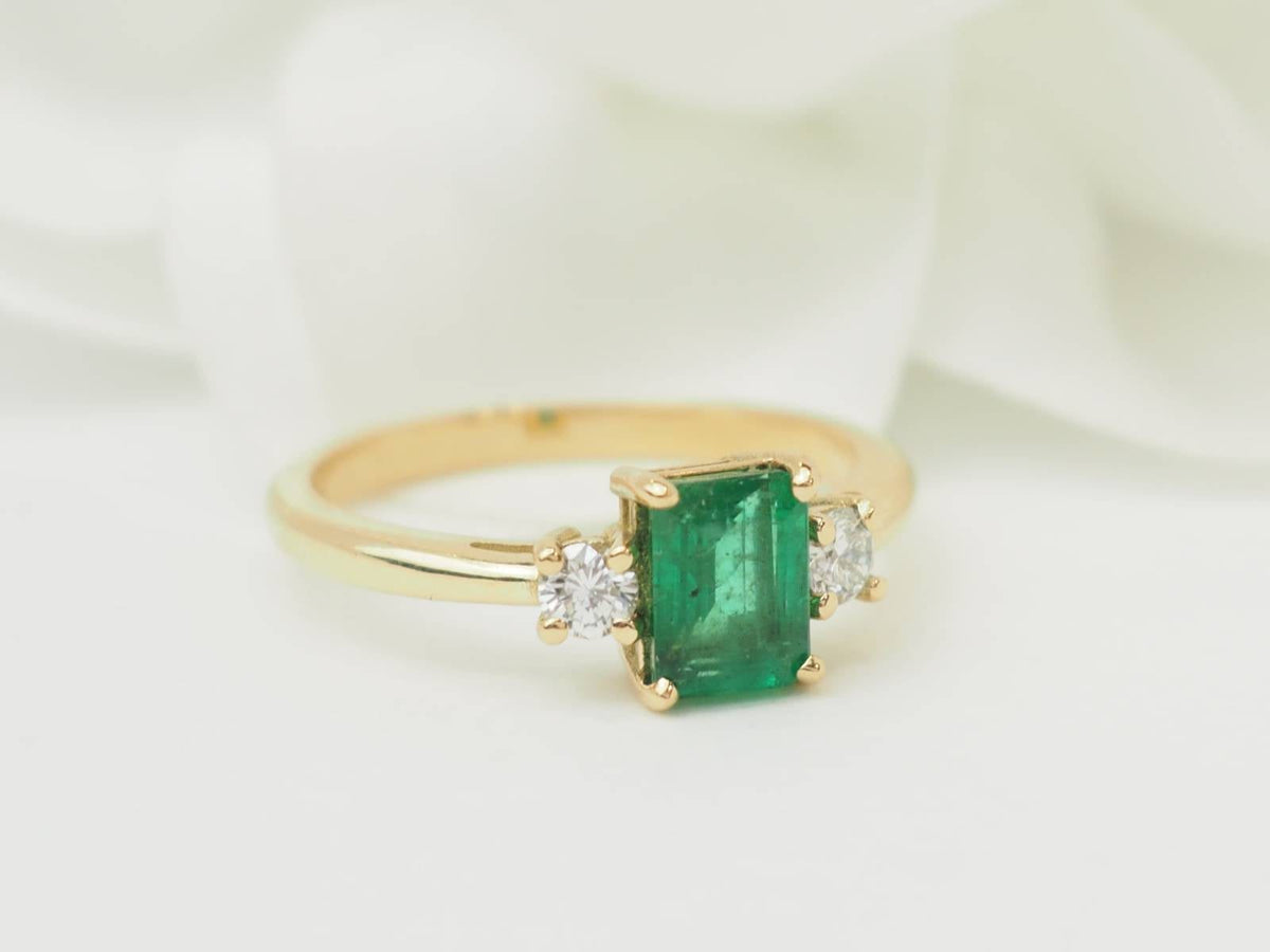 Bague L'Aurore en or jaune 18kt avec émeraude de Zambie 0,85ct taille émeraude et deux diamants taille brillant