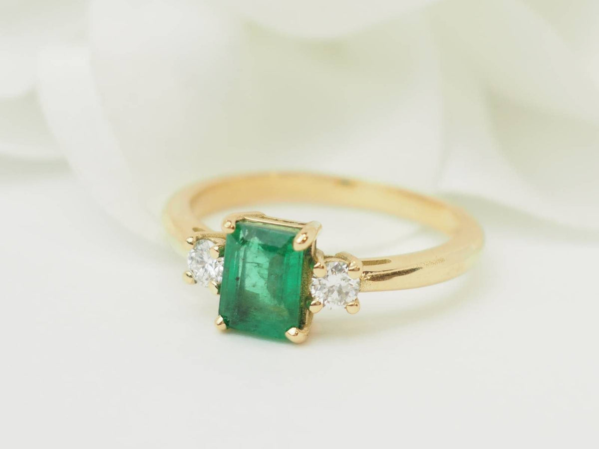 Bague L'Aurore en or jaune 18kt avec une émeraude de Zambie 0,85ct taille émeraude et deux diamants taille brillant