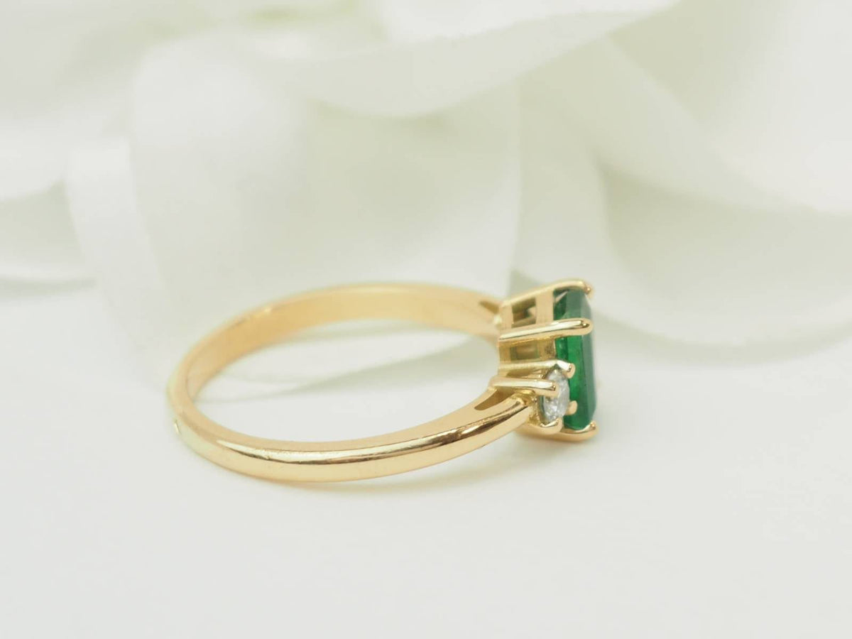 Bague L'Aurore en or jaune 18kt avec émeraude de Zambie 0,85ct et diamants taille brillant, vue de profil.