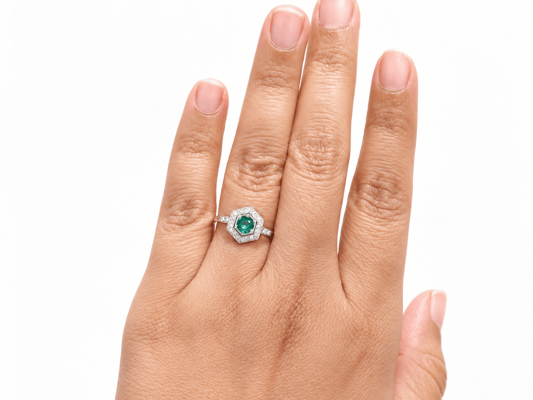 Bague hexagonale Art Déco en platine 900 – Émeraude et diamants taille 8/8