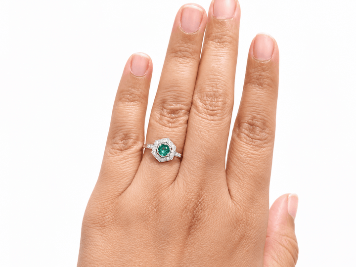Bague hexagonale Art Déco en platine 900 – Émeraude et diamants taille 8/8