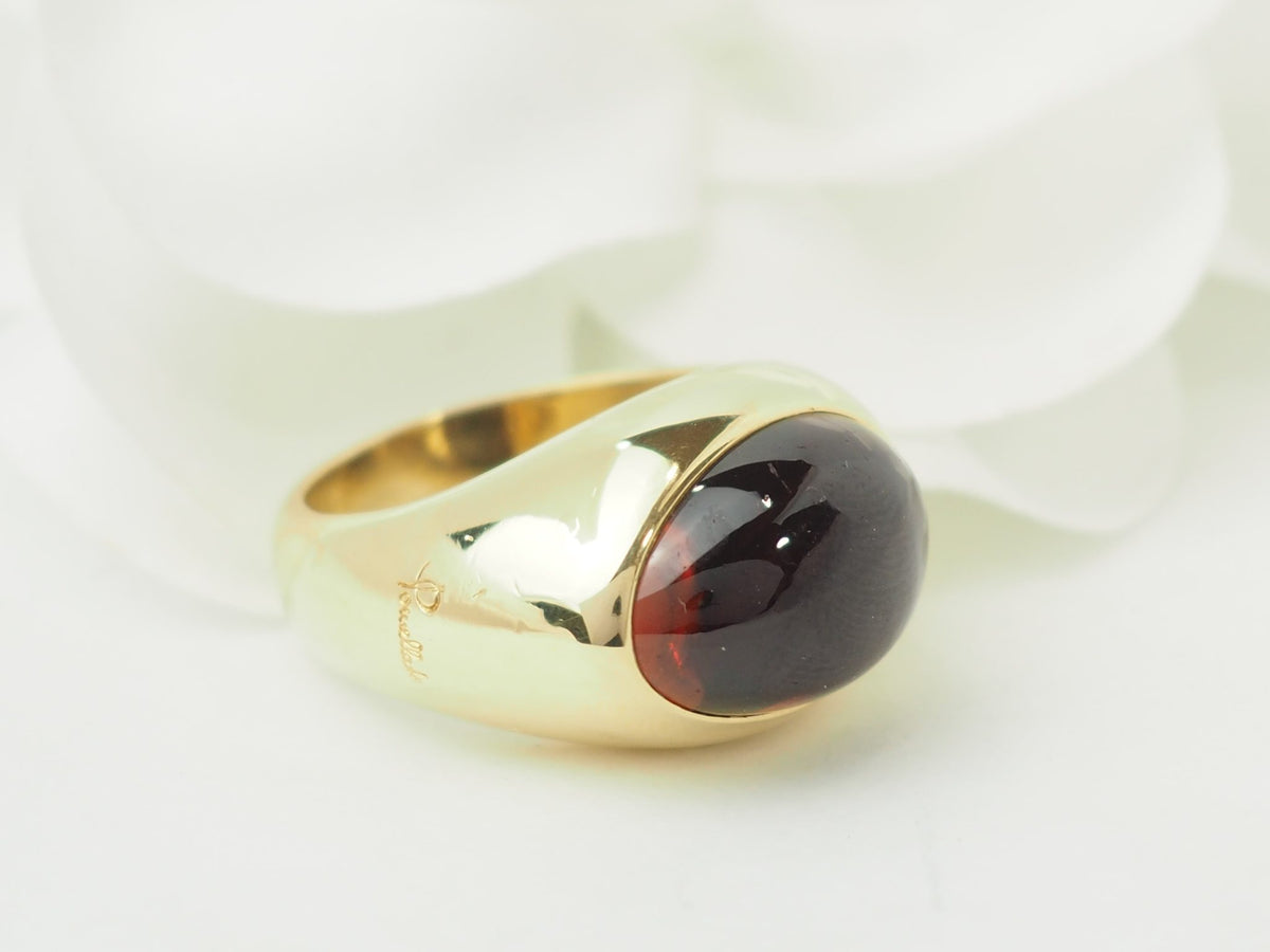 Bague vintage Pomellato L'Aurore en or jaune 18 carats avec un grenat cabochon imposant