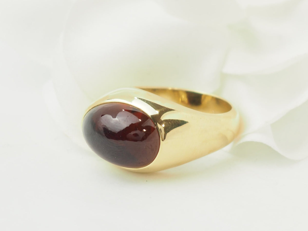 Bague vintage L'Aurore Pomellato en or jaune 18 carats ornée d'un grenat cabochon profond
