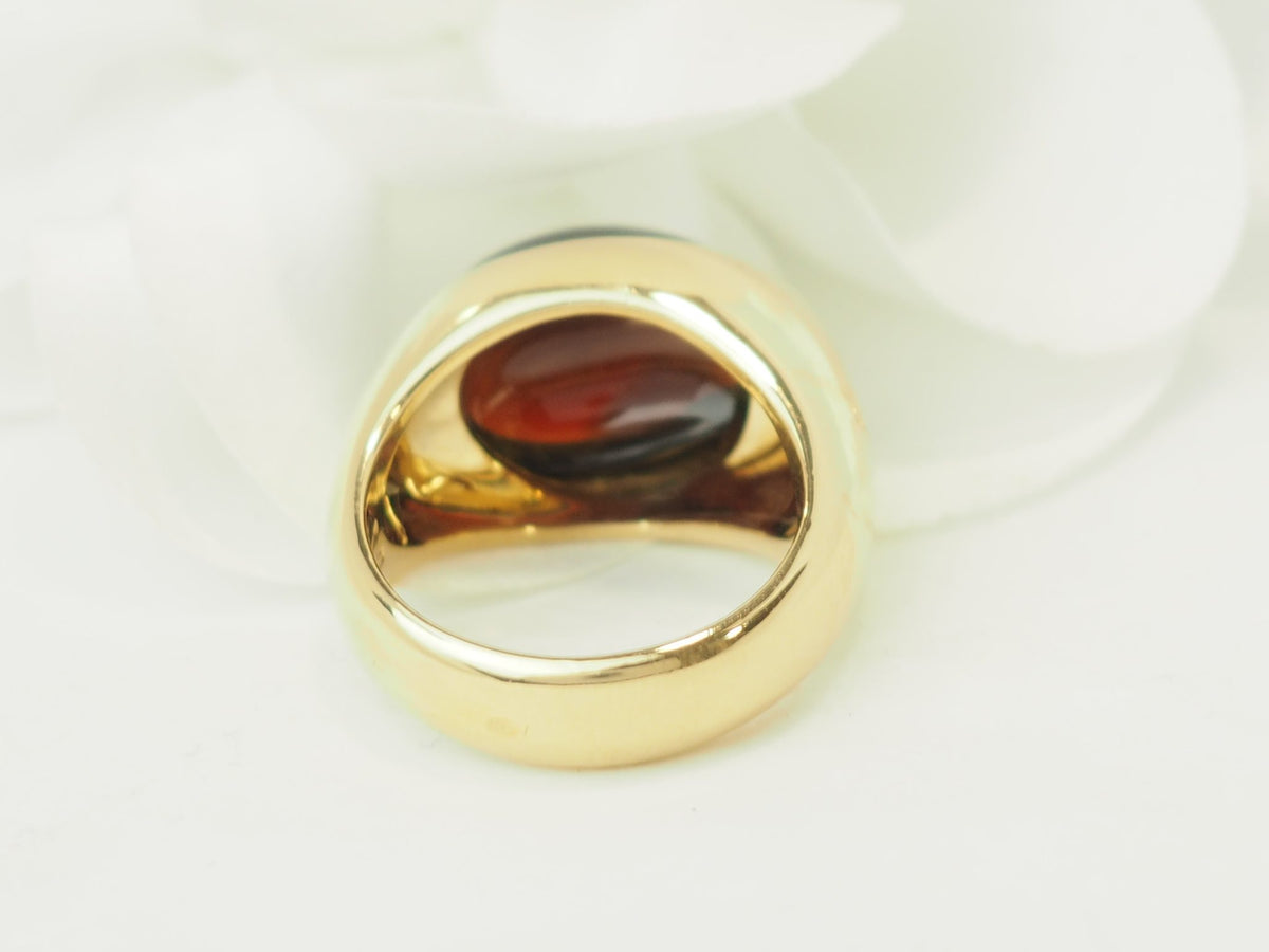 Bague vintage L'Aurore Pomellato en or jaune 18kt avec un grenat cabochon profond