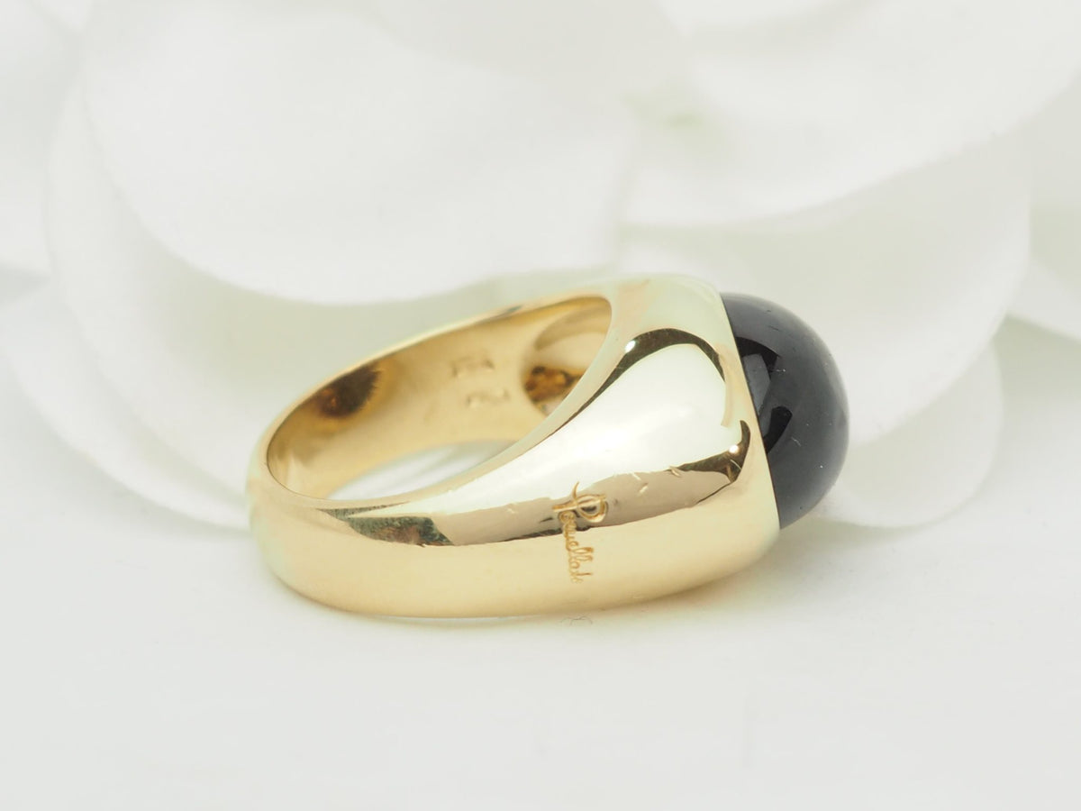 Bague vintage L'Aurore Pomellato en or jaune 18 carats avec un grenat cabochon sombre