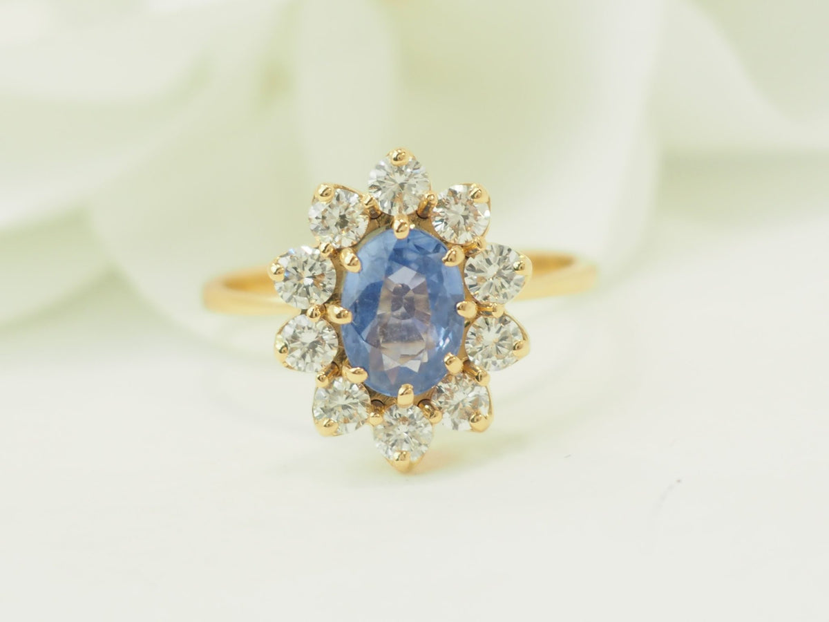 Bague entourage L'Aurore en or jaune 18k avec saphir Ceylan ovale de 1ct et diamants taille brillant