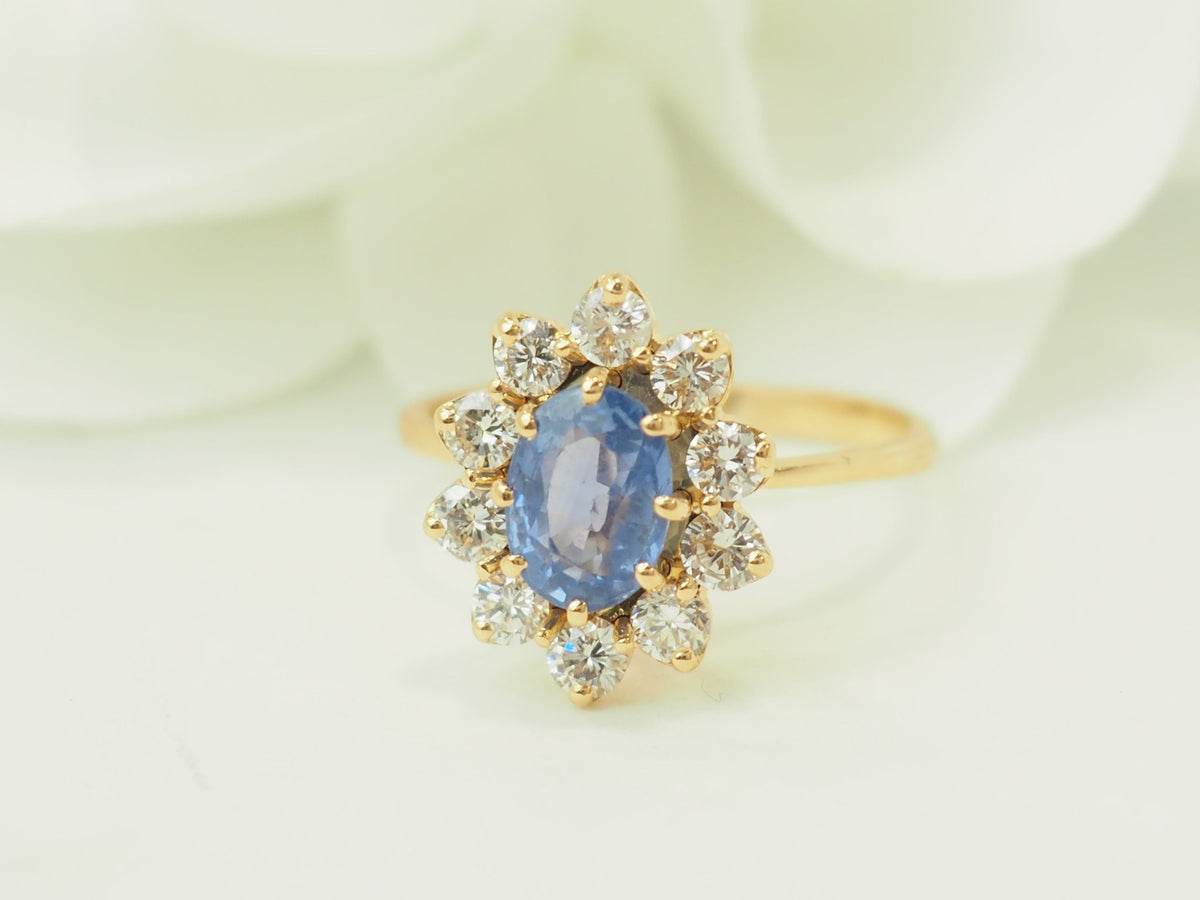 Bague entourage L'Aurore en or jaune 18k avec saphir Ceylan ovale de 1ct entouré de diamants taille brillant