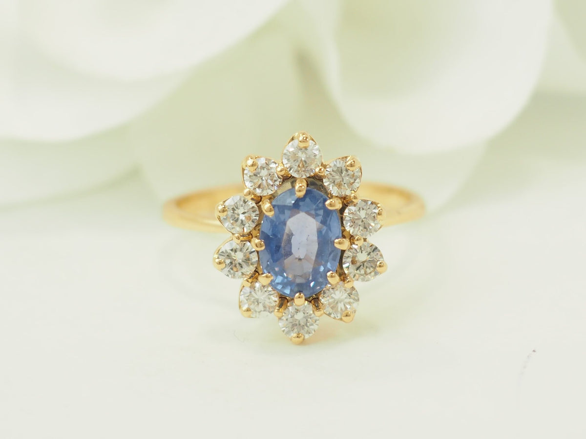 Bague entourage L'Aurore en or jaune 18k avec saphir Ceylan ovale et diamants taille brillant