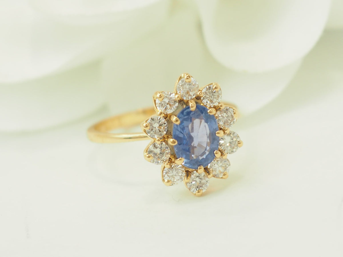 Bague entourage L'Aurore en or jaune 18k avec saphir Ceylan ovale et diamants taille brillant