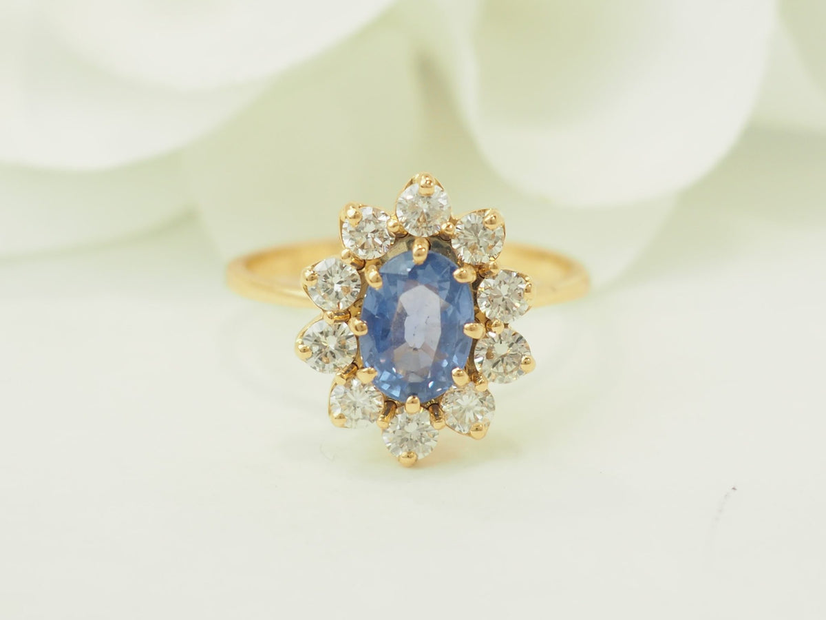 Bague entourage L'Aurore en or jaune 18k avec saphir Ceylan ovale de 1ct et diamants taille brillant