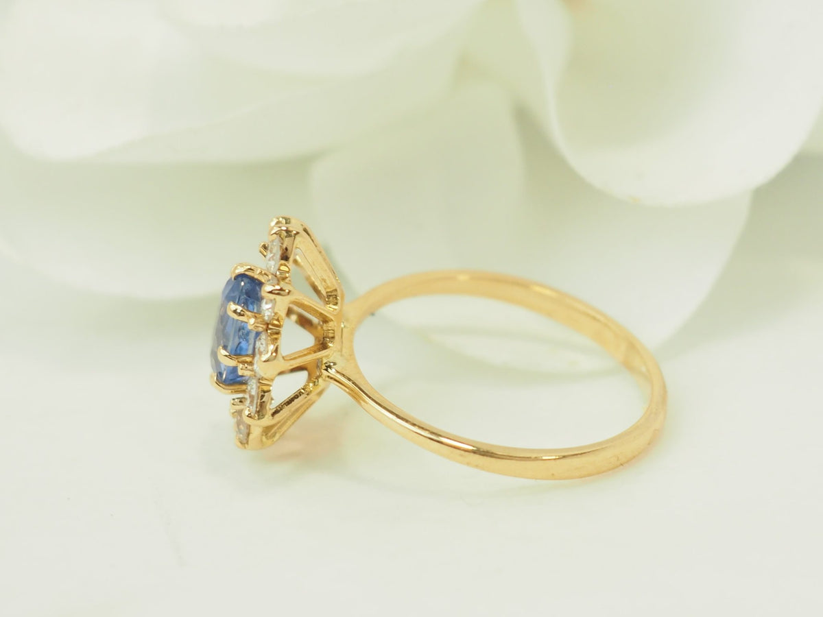 Bague entourage L'Aurore en or jaune 18k avec saphir Ceylan 1ct et diamants taille brillant, vue de profil