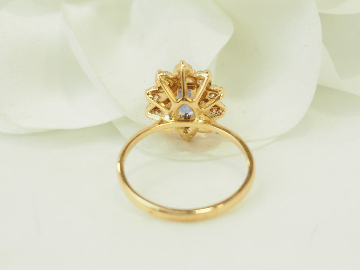 Bague entourage L'Aurore en or jaune 18k avec saphir de Ceylan et diamants taille brillant, vue de profil