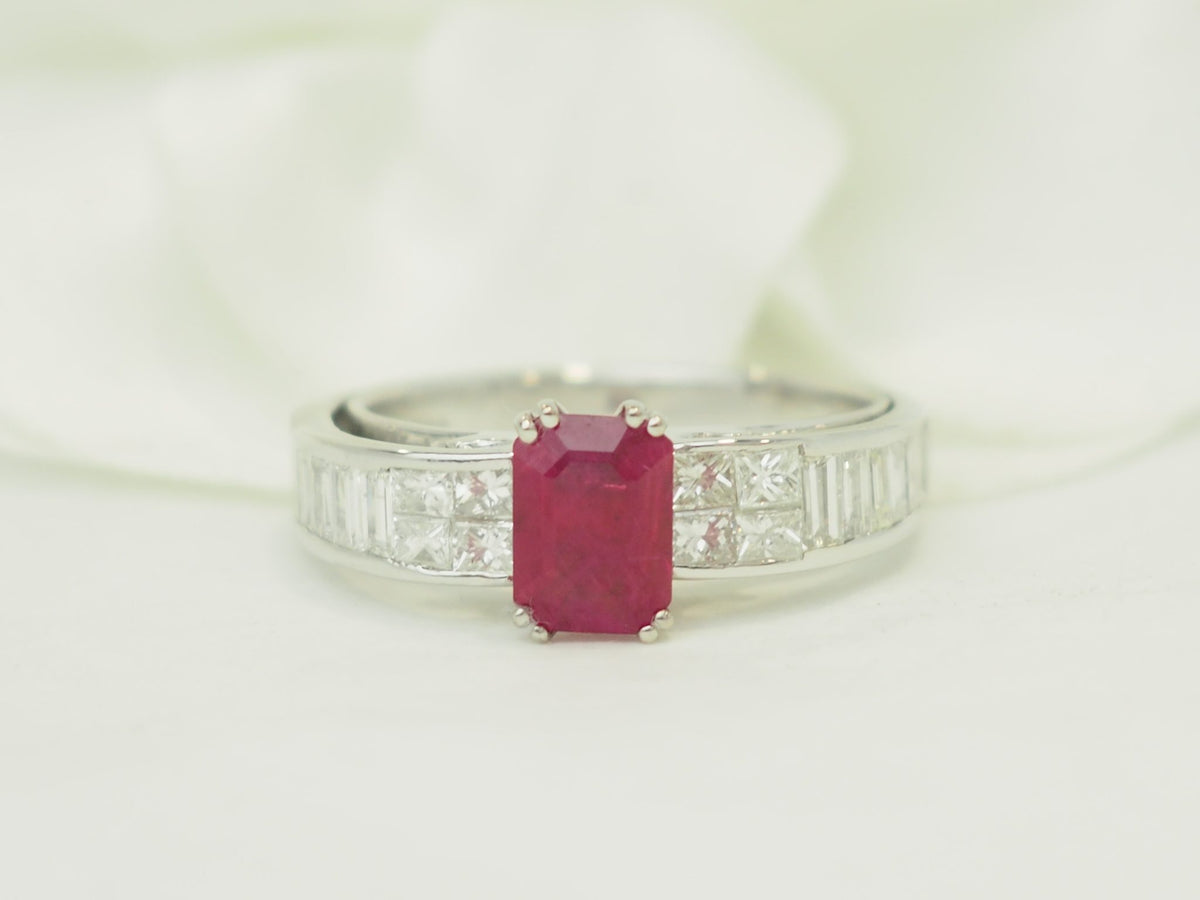 Bague L'Aurore en or blanc 18 carats ornée d'un rubis central de 1,30ct et de diamants taille brillant et baguette