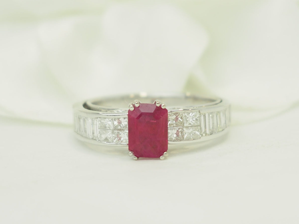 Bague L'Aurore en or blanc 18 carats avec un rubis central de 1,30 carat et diamants taille brillant et baguette