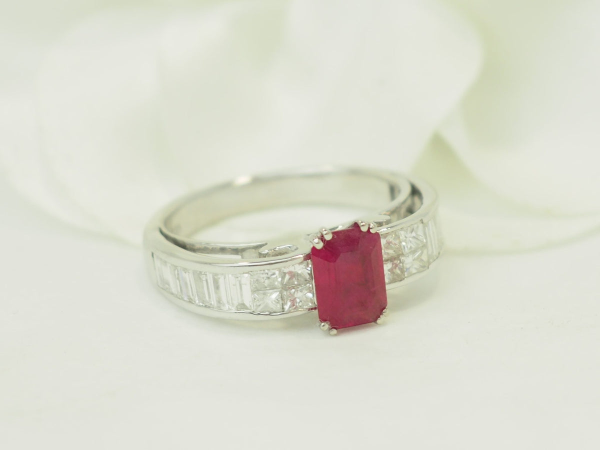 Bague L'Aurore en or blanc 18 carats avec un rubis central de 1,30ct entouré de diamants taille brillant et baguette