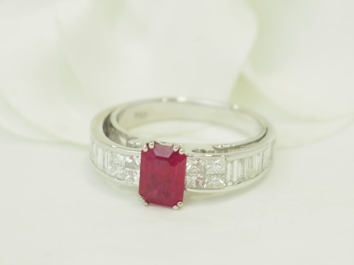 Bague L'Aurore en or blanc 18 carats ornée d'un rubis central de 1,30 carat et de diamants taille brillant et baguette