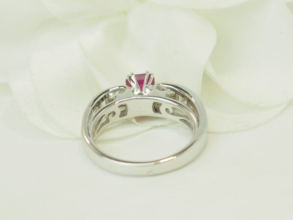 Bague L'Aurore en or blanc 18 carats avec rubis central de 1,30 carat et diamants taille brillant et baguette