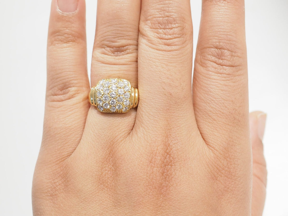 Bague vintage L'Aurore en or jaune 18kt avec pavage de diamants taille brillant de 0,90ct portée au doigt