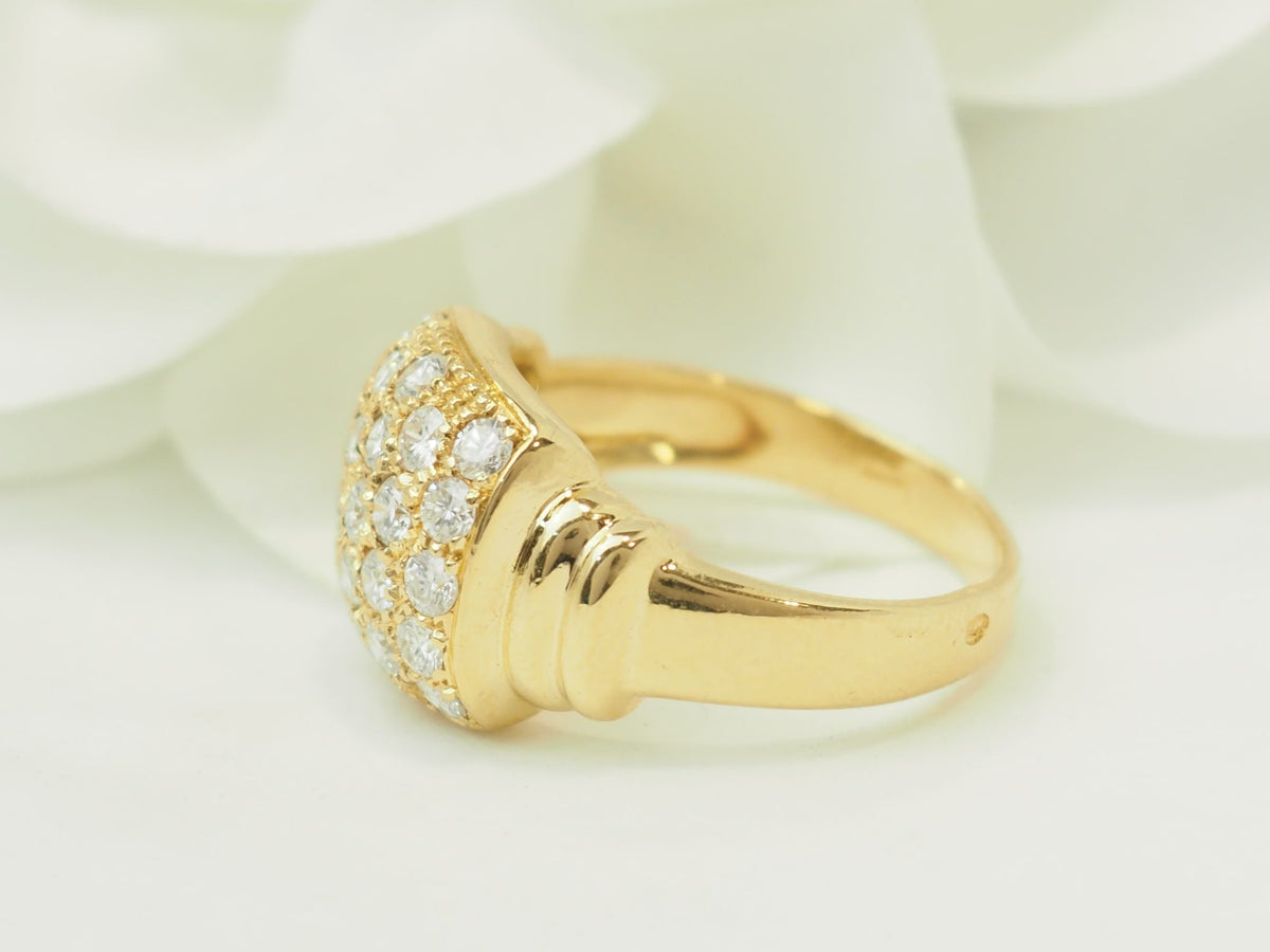 Bague vintage L'Aurore en or jaune 18kt avec un pavage de diamants taille brillant de 0,90ct, vue de profil.