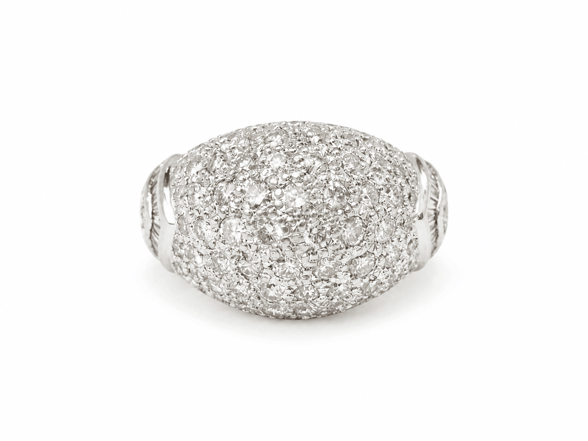 Bague vintage L'Aurore en or blanc 18 carats pavée de 2,50 carats de diamants avec une monture bombée élégante