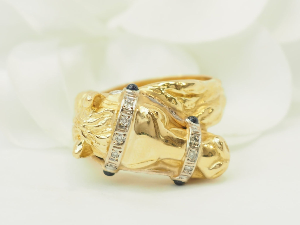 Bague tête de cheval L'Aurore en or jaune 18 carats ornée de diamants et de saphirs calibrés