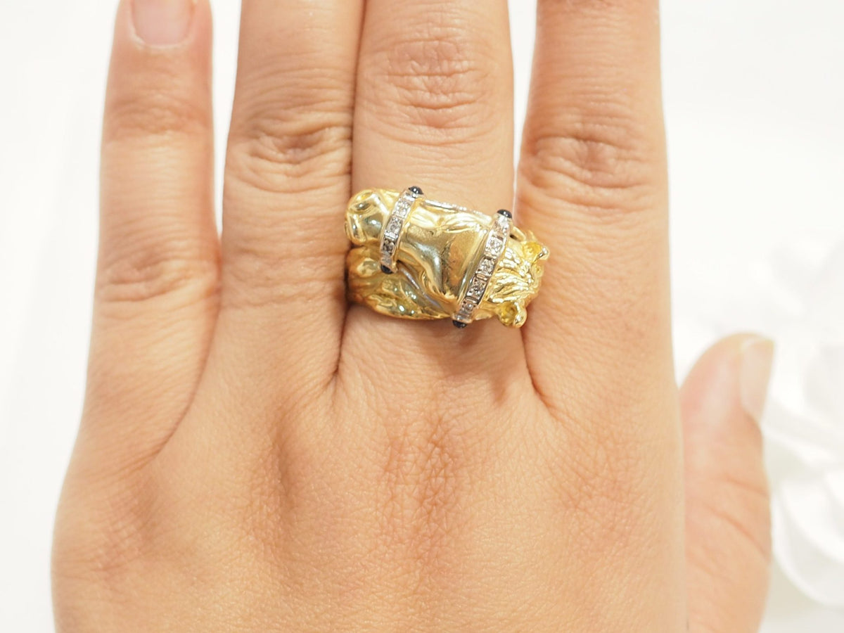 Bague tête de cheval L'Aurore en or jaune 18 carats ornée de diamants et de saphirs portés au doigt