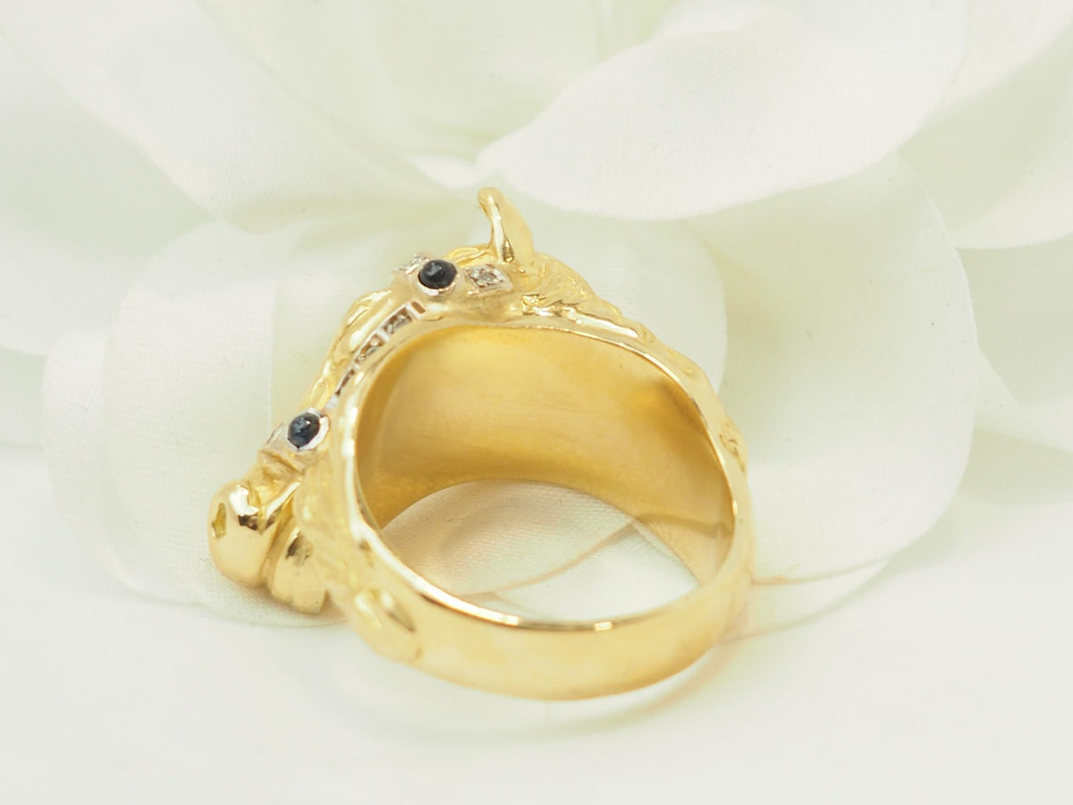 Bague L'Aurore en or jaune 18 carats représentant une tête de cheval ornée de saphirs et de diamants