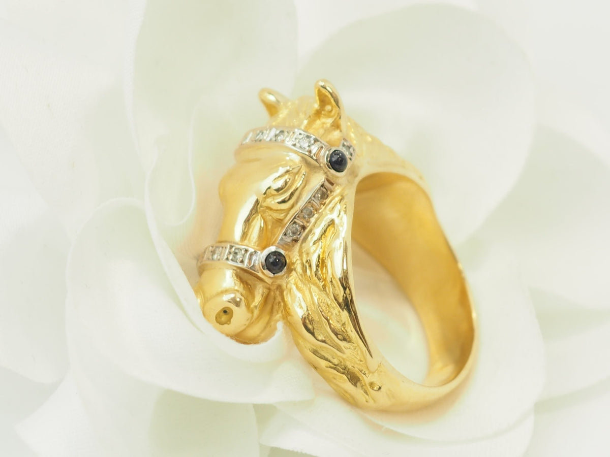 Bague tête de cheval L'Aurore en or jaune 18 carats ornée de diamants et de saphirs sur un fond de pétales blancs