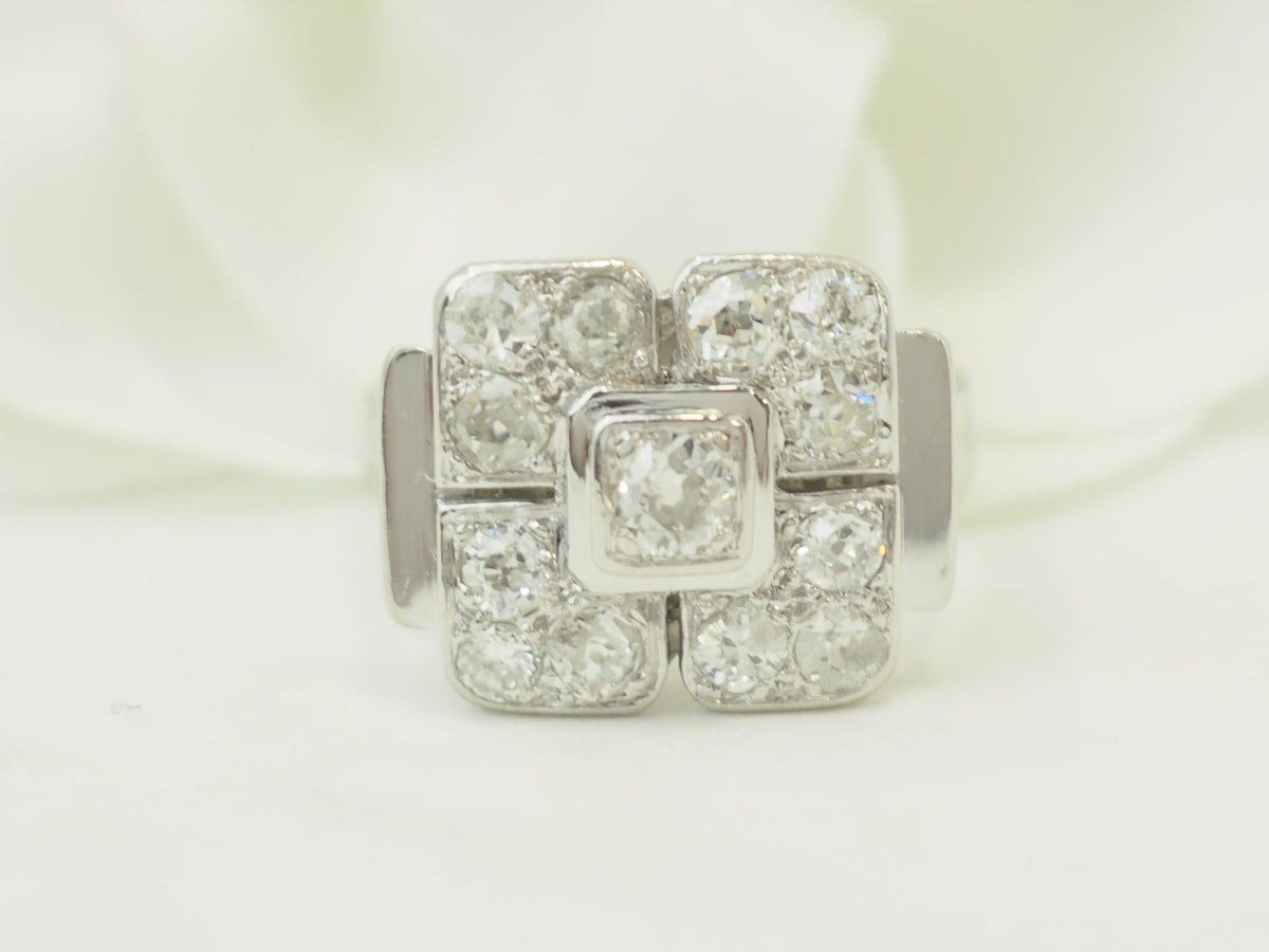Bague Art Déco L'Aurore en or blanc 18 carats ornée de diamants taille ancienne totalisant environ 1,20 carat