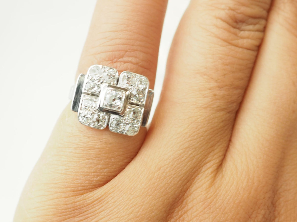 Bague Art Déco L'Aurore en or blanc 18 carats ornée de diamants taille ancienne totalisant 1,20 carat au doigt