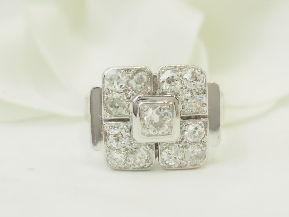 Bague Art Déco L'Aurore en or blanc 18 carats ornée de diamants taille ancienne totalisant environ 1,20 carat