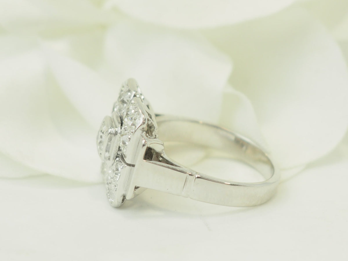 Bague Art Déco L'Aurore en or blanc 18 carats ornée de diamants taille ancienne, vue de profil sur fond blanc.