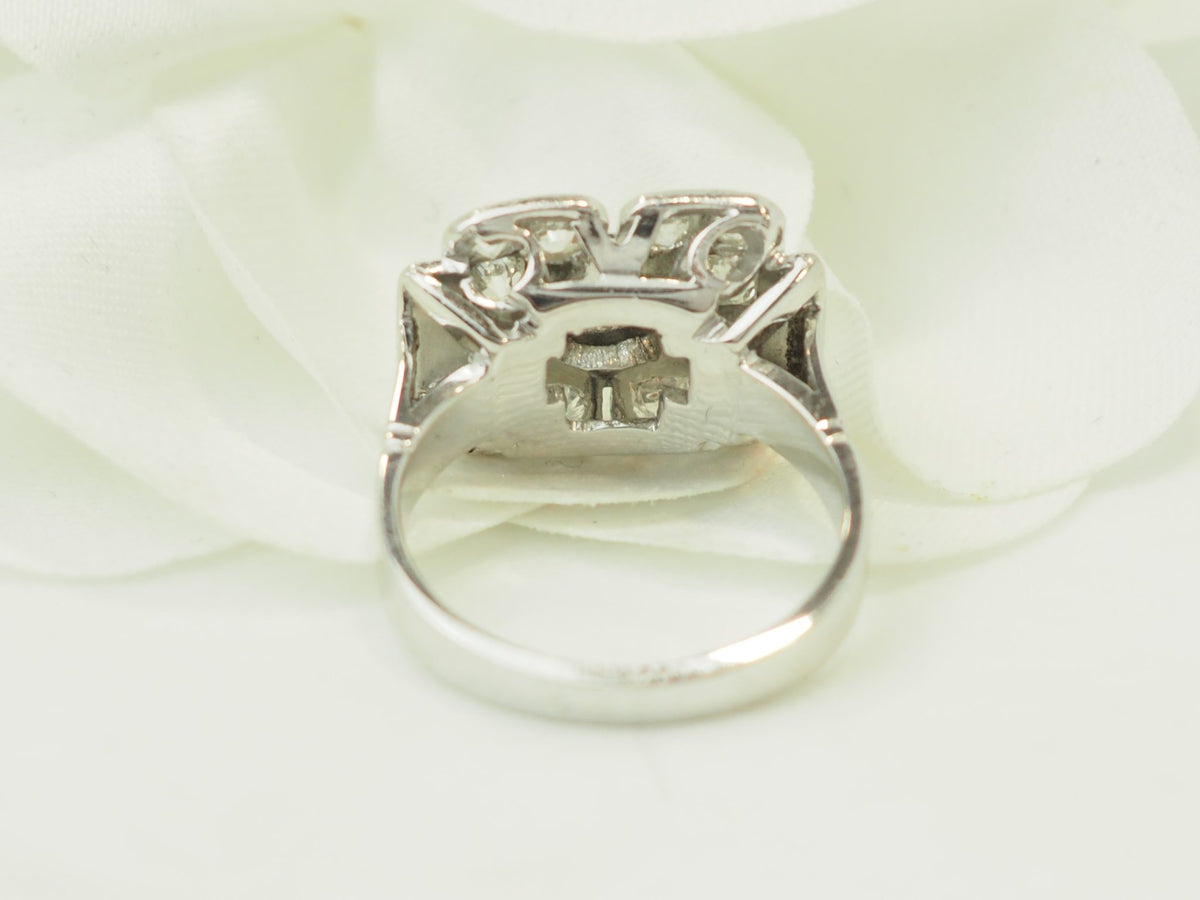 Bague Art Déco L'Aurore en or blanc 18 carats ornée de diamants taille ancienne sur fond de pétales blancs