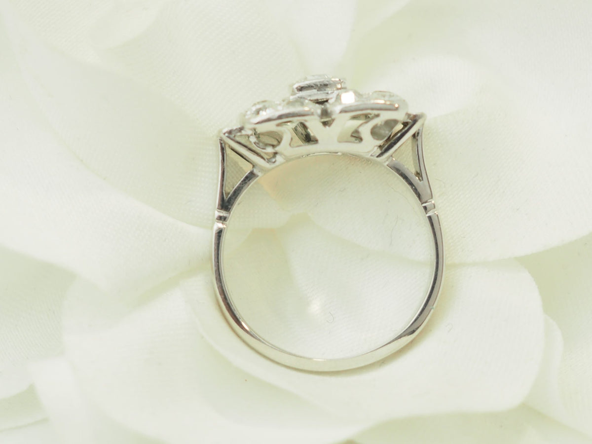 Bague Art Déco L'Aurore en or blanc 18 carats avec diamants taille ancienne sur fond de pétales blancs