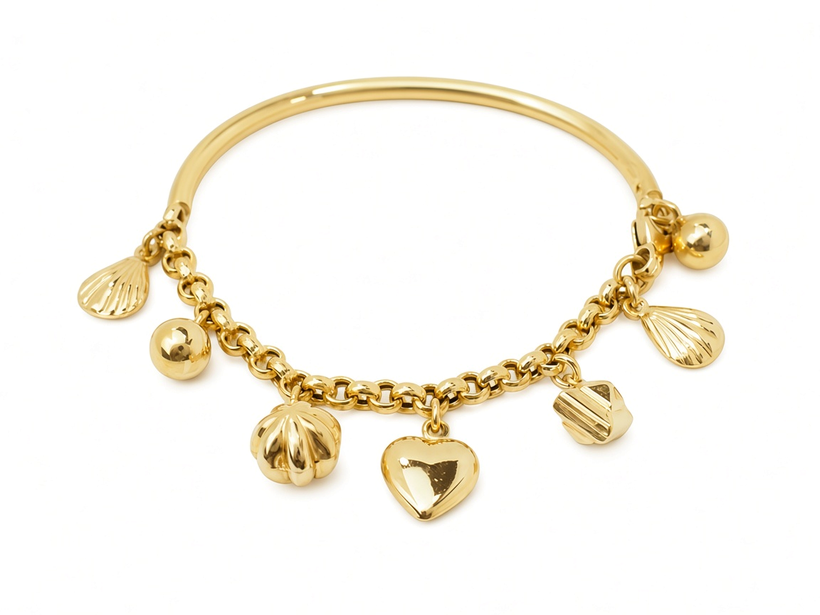 Bracelet L'Aurore en or jaune 18 carats avec breloques cœur, coquillages et perles polies sur fond blanc