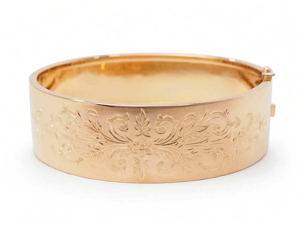 Bracelet jonc ouvrant L'Aurore en or rose 18 carats des années 40 avec gravures florales délicates