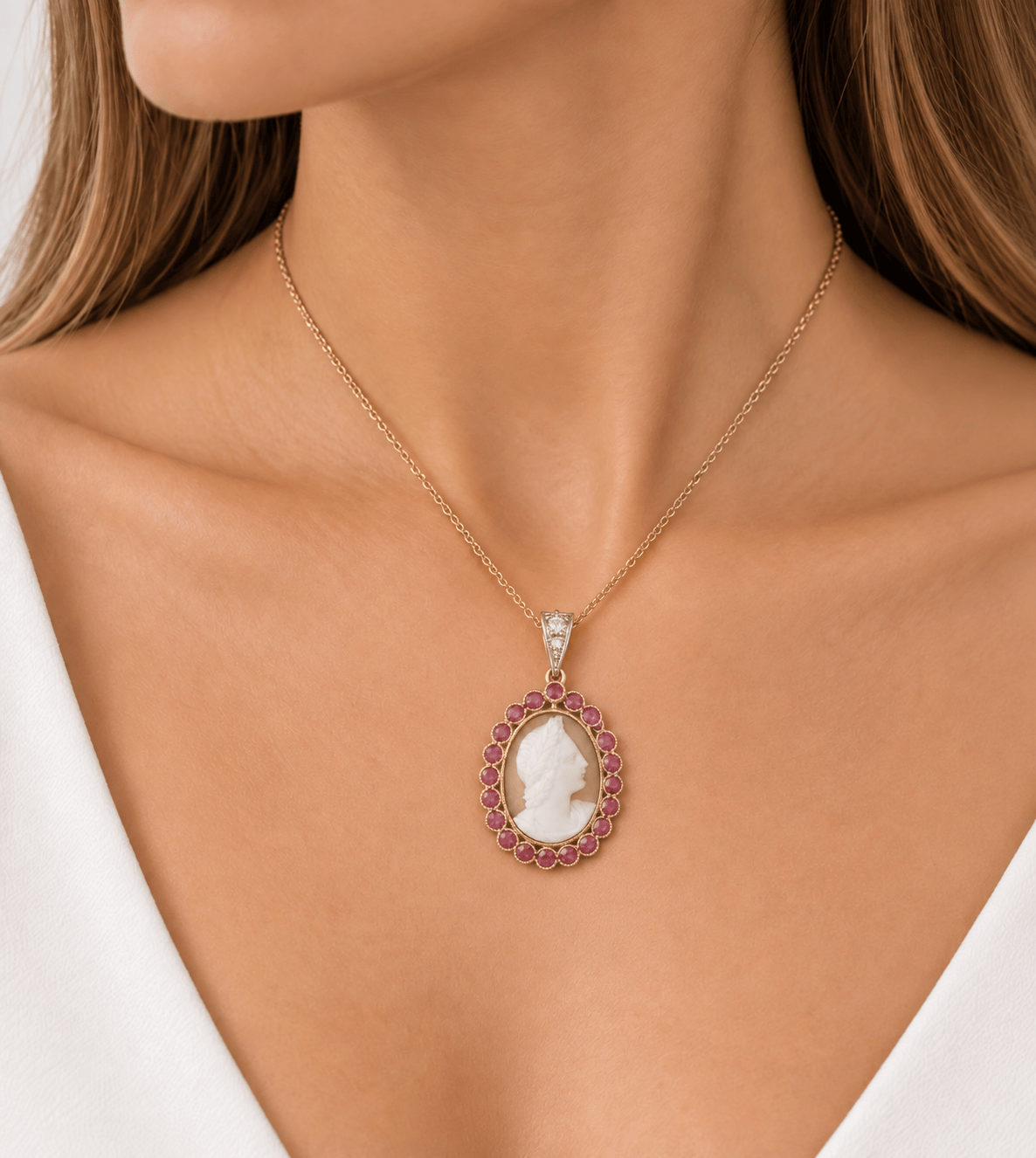 Pendentif camée en or jaune rubis et diamants
